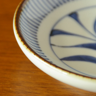 砥部焼・梅山窯　とくさ内唐草の取皿(4,6寸)の縁部分