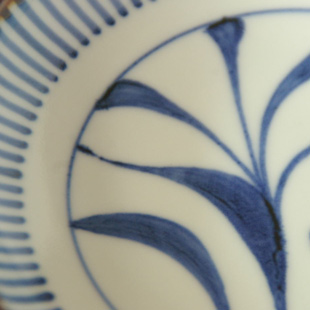 砥部焼・梅山窯　とくさ内唐草の取皿(4,6寸)の絵付け