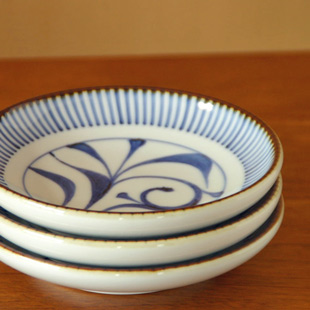 砥部焼・梅山窯　とくさ内唐草の取皿(4,6寸)を重ねて