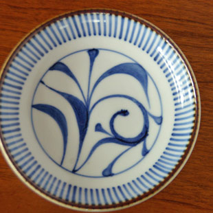 砥部焼・梅山窯　とくさ内唐草の取皿(4,6寸)を上から見て