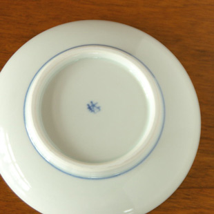 砥部焼・梅山窯　とくさ内唐草の取皿(4,6寸)の裏面