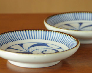 砥部焼・梅山窯　とくさ内唐草の取皿(4,6寸)を横から見て