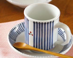 砥部焼・梅山窯 とくさ柄の取皿を受け皿に