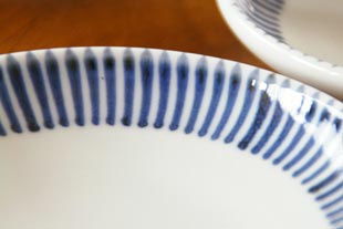 砥部焼・梅山窯 とくさ柄の取皿の絵付け