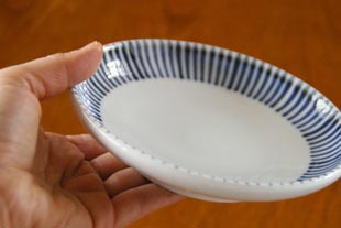 砥部焼・梅山窯 とくさ柄の取皿を手に持って