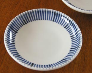 砥部焼・梅山窯 とくさ柄の取皿を上から見て