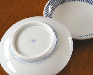 砥部焼・梅山窯 とくさ柄の取皿の底面