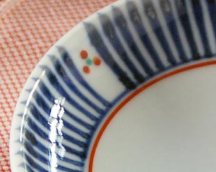 砥部焼・梅山窯　とくさみつ紋の取皿の絵付け