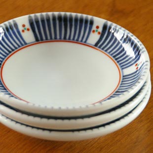 砥部焼・梅山窯　とくさみつ紋の取皿を重ねて