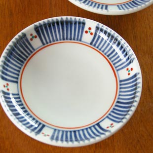 砥部焼・梅山窯　とくさみつ紋の取皿を上から見て