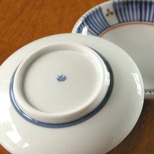 砥部焼・梅山窯　とくさみつ紋の取皿の底面