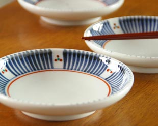 砥部焼・梅山窯　とくさみつ紋の取皿を横から見て