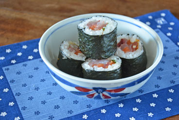 砥部焼　ごす赤菊の多用鉢（4.7寸）に鉄火巻を