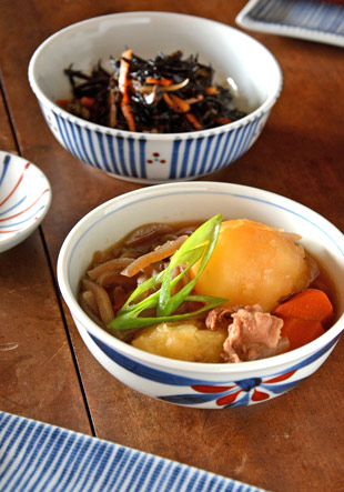 砥部焼・梅山窯　ごす赤菊の多用鉢（4.7寸）に肉じゃがを