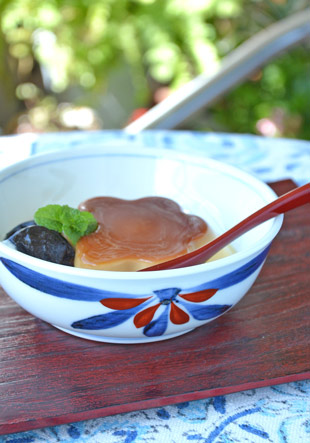 砥部焼・梅山窯　ごす赤菊の多用鉢（4.7寸）にプリンを