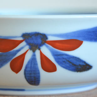 砥部焼・梅山窯　ごす赤菊の多用鉢（4.7寸）の絵付け