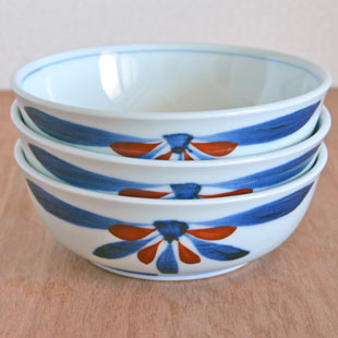 砥部焼・梅山窯　ごす赤菊の多用鉢（4.7寸）を重ねて