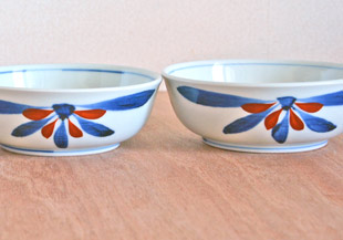 砥部焼・梅山窯　ごす赤菊の多用鉢（4.7寸）を並べて