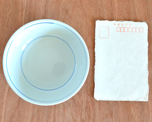 砥部焼・梅山窯　ごす赤菊の多用鉢（4.7寸）をはがきと比較して