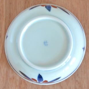 砥部焼・梅山窯　ごす赤菊の多用鉢（4.7寸）の裏面