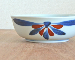 砥部焼・梅山窯　ごす赤菊の多用鉢（4.7寸）を横から見て