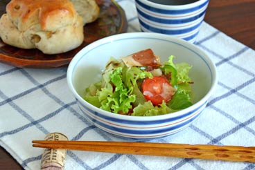 砥部焼　あい赤ラインの多用鉢（4.7寸）にサラダを