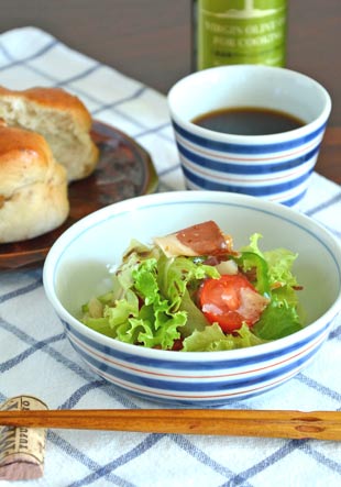 砥部焼・梅山窯　あい赤ラインの多用鉢（4.7寸）にサラダを