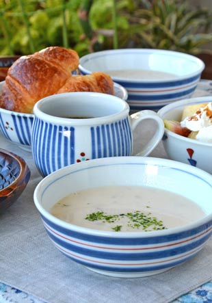 砥部焼・梅山窯　あい赤ラインの多用鉢（4.7寸）にスープを