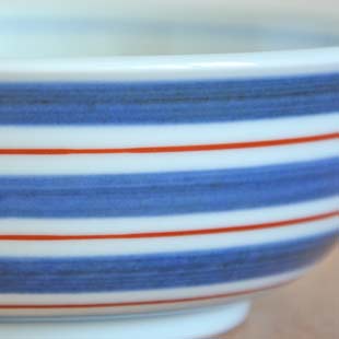 砥部焼・梅山窯　あい赤ラインの多用鉢（4.7寸）の絵付け