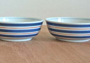 砥部焼・梅山窯　あい赤ラインの多用鉢（4.7寸）を並べて