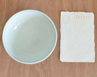 砥部焼・梅山窯　あい赤ラインの多用鉢（4.7寸）をはがきと比較して