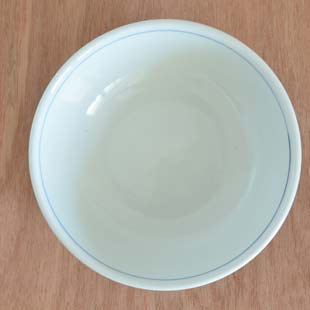 砥部焼・梅山窯　あい赤ラインの多用鉢（4.7寸）を上から見て