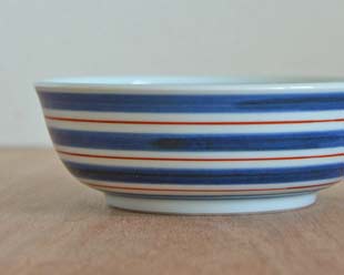 砥部焼・梅山窯　あい赤ラインの多用鉢（4.7寸）を横から見て