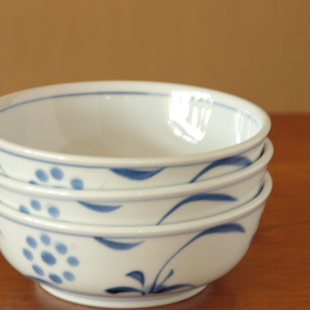 砥部焼・梅山窯　外太陽の多用鉢を重ねて