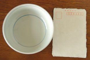 砥部焼・梅山窯　外太陽の多用鉢をはがきと比較して