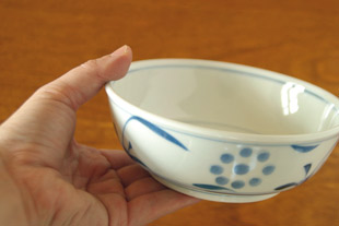 砥部焼・梅山窯　外太陽の多用鉢を手に持って