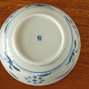 砥部焼・梅山窯　外太陽の多用鉢の底面