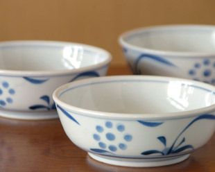 砥部焼・梅山窯　外太陽の多用鉢を横から見て