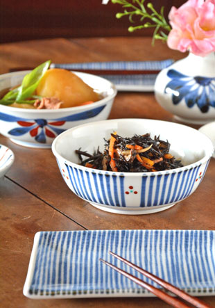 砥部焼　とくさみつ紋の多用鉢（4.7寸）にひじきを