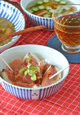 砥部焼　とくさみつ紋の多用鉢（4.7寸）にフルーツを