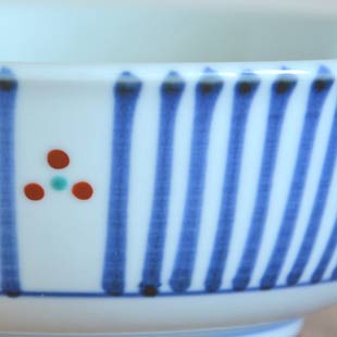 砥部焼・梅山窯　とくさみつ紋の多用鉢（4.7寸）の絵付け