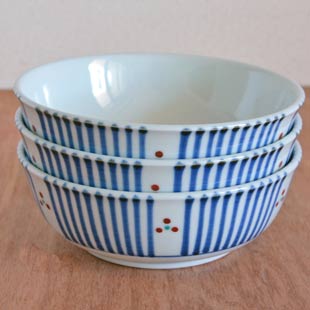 砥部焼・梅山窯　とくさみつ紋の多用鉢（4.7寸）を重ねて