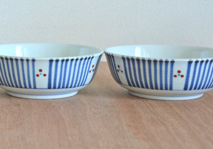 砥部焼・梅山窯　とくさみつ紋の多用鉢（4.7寸）を並べて