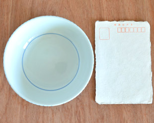 砥部焼・梅山窯　とくさみつ紋の多用鉢（4.7寸）をはがきと比較して