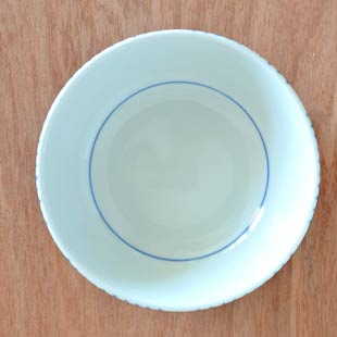 砥部焼・梅山窯　とくさみつ紋の多用鉢（4.7寸）を上から見て