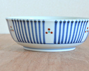 砥部焼・梅山窯　とくさみつ紋の多用鉢（4.7寸）を横から見て