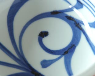 砥部焼・梅山窯　内からくさの半玉ぶち鉢の絵付け