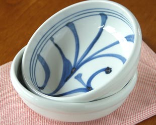 砥部焼・梅山窯　内からくさの半玉ぶち鉢を重ねて