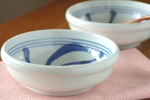 砥部焼・梅山窯　内からくさの半玉ぶち鉢を横から見て