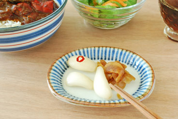 砥部焼・梅山窯　藍色の小皿(3.5寸)に酢醤油を